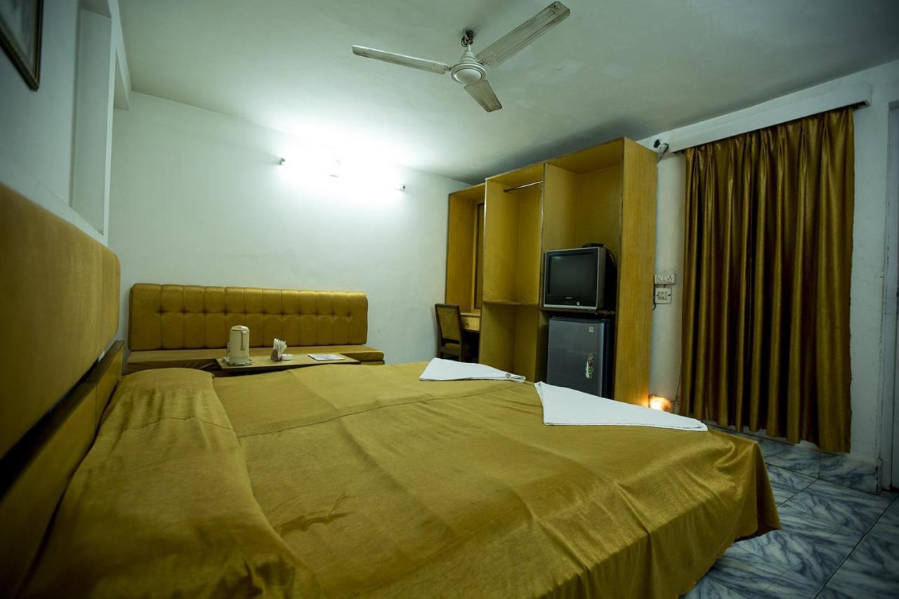 Deep Hotel Лакхнау Экстерьер фото