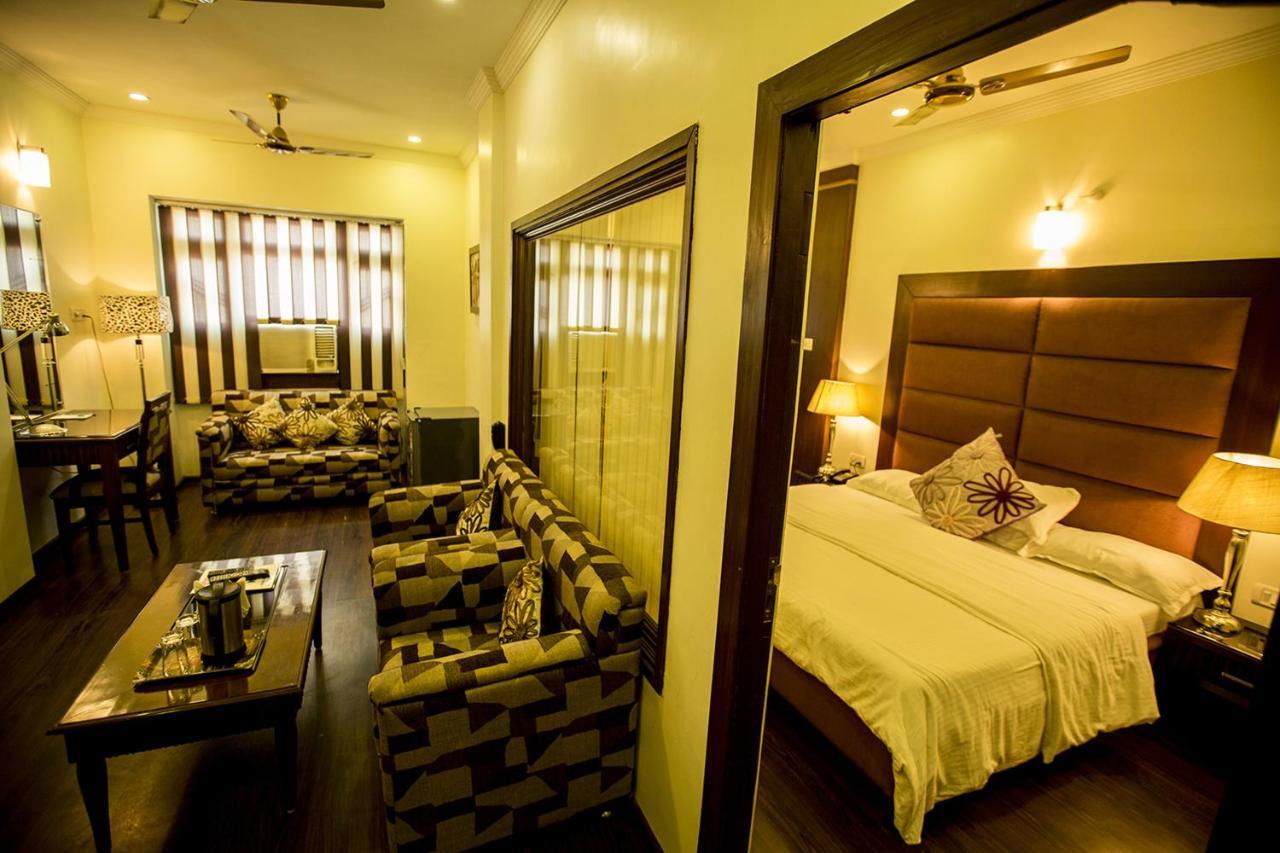 Deep Hotel Лакхнау Экстерьер фото