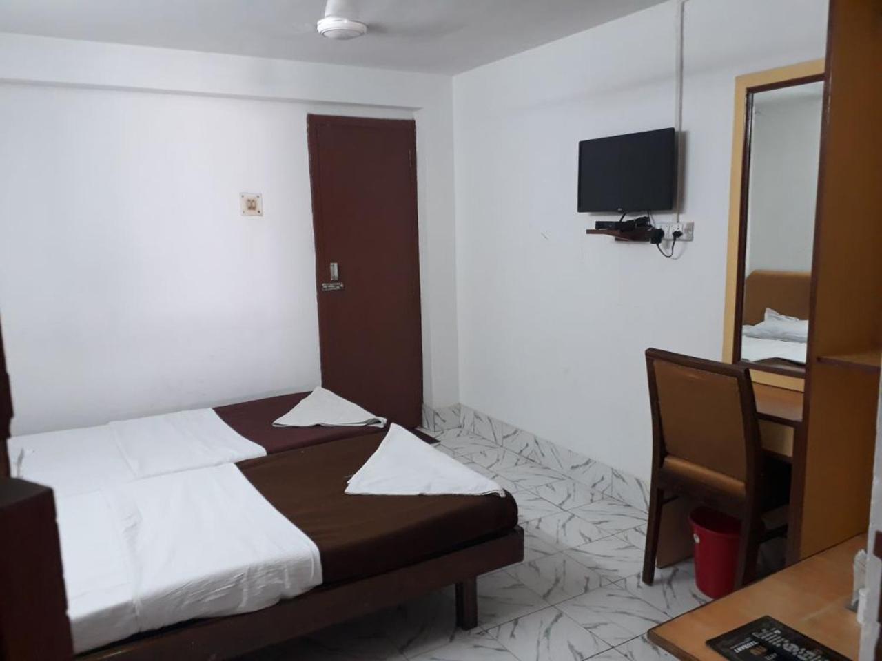 Deep Hotel Лакхнау Экстерьер фото